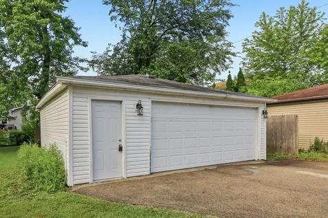 1913 Burr Oak Lane Lindenhurst IL 60046