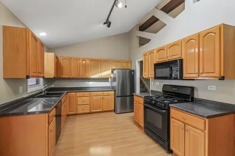 1913 Burr Oak Lane Lindenhurst IL 60046