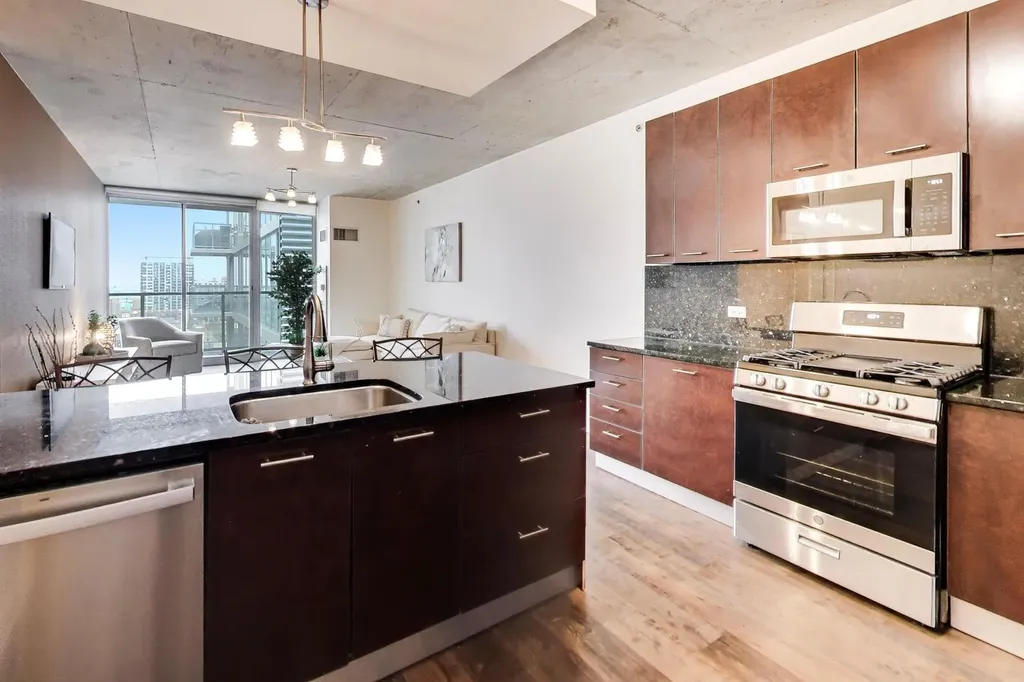 659 West Randolph Avenue Chicago IL 60661