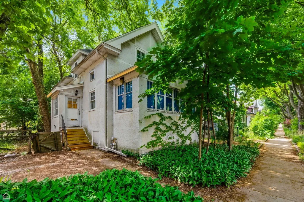 2019 West Chase Avenue Chicago IL 60645