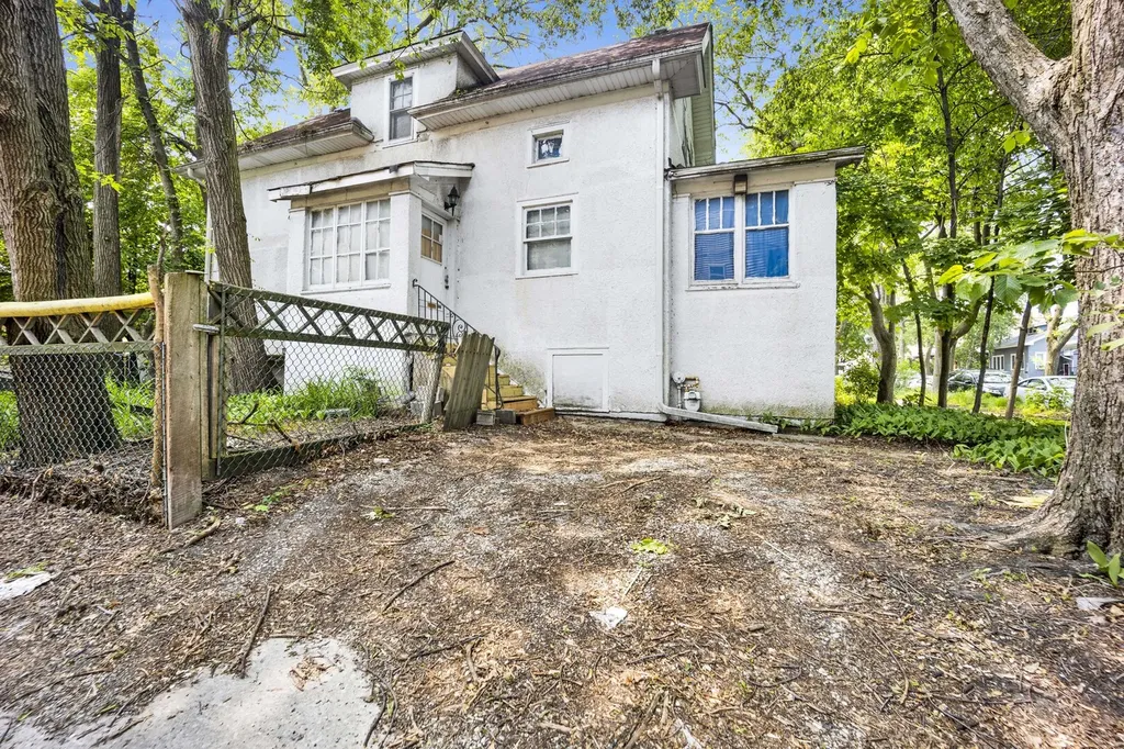 2019 West Chase Avenue Chicago IL 60645
