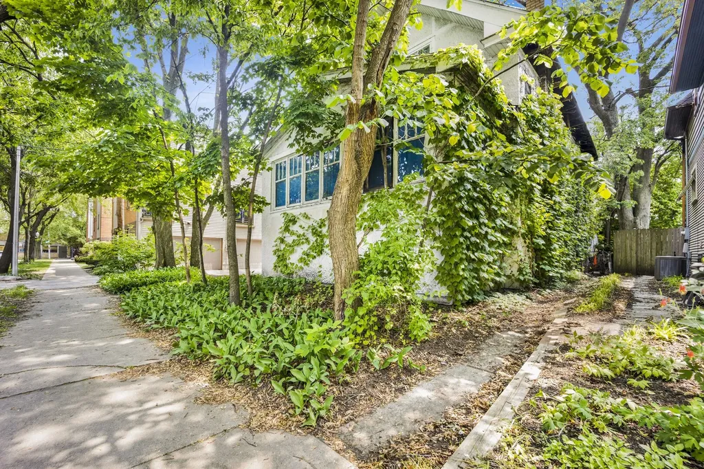2019 West Chase Avenue Chicago IL 60645