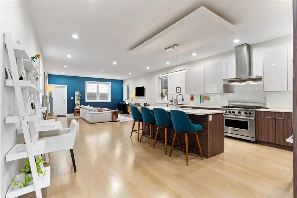 3033 North Clybourn Avenue Chicago IL 60618