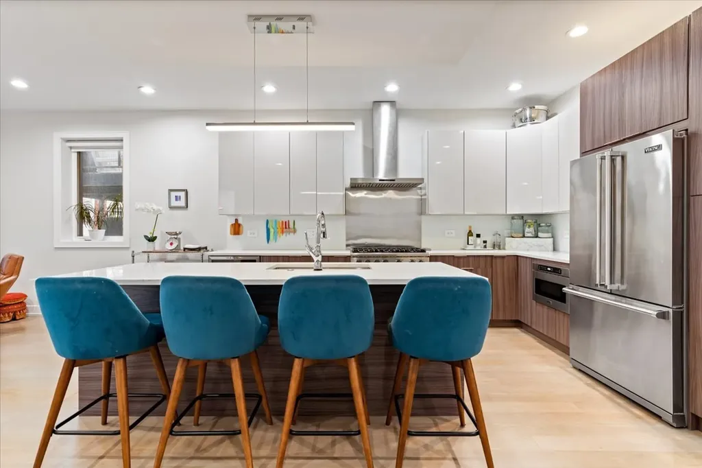 3033 North Clybourn Avenue Chicago IL 60618