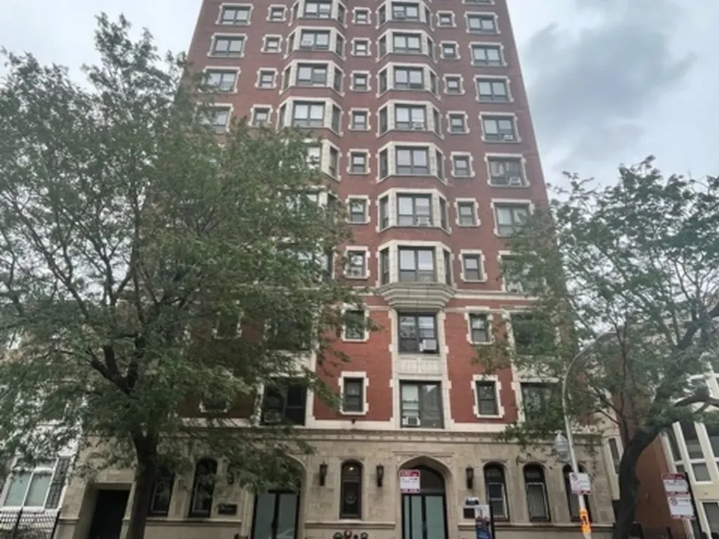 732 West Bittersweet Place Chicago IL 60613