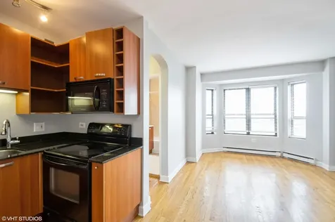 732 West Bittersweet Place Chicago IL 60613