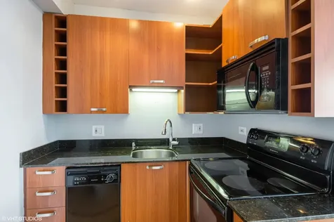 732 West Bittersweet Place Chicago IL 60613