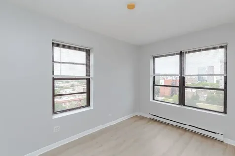 732 West Bittersweet Place Chicago IL 60613