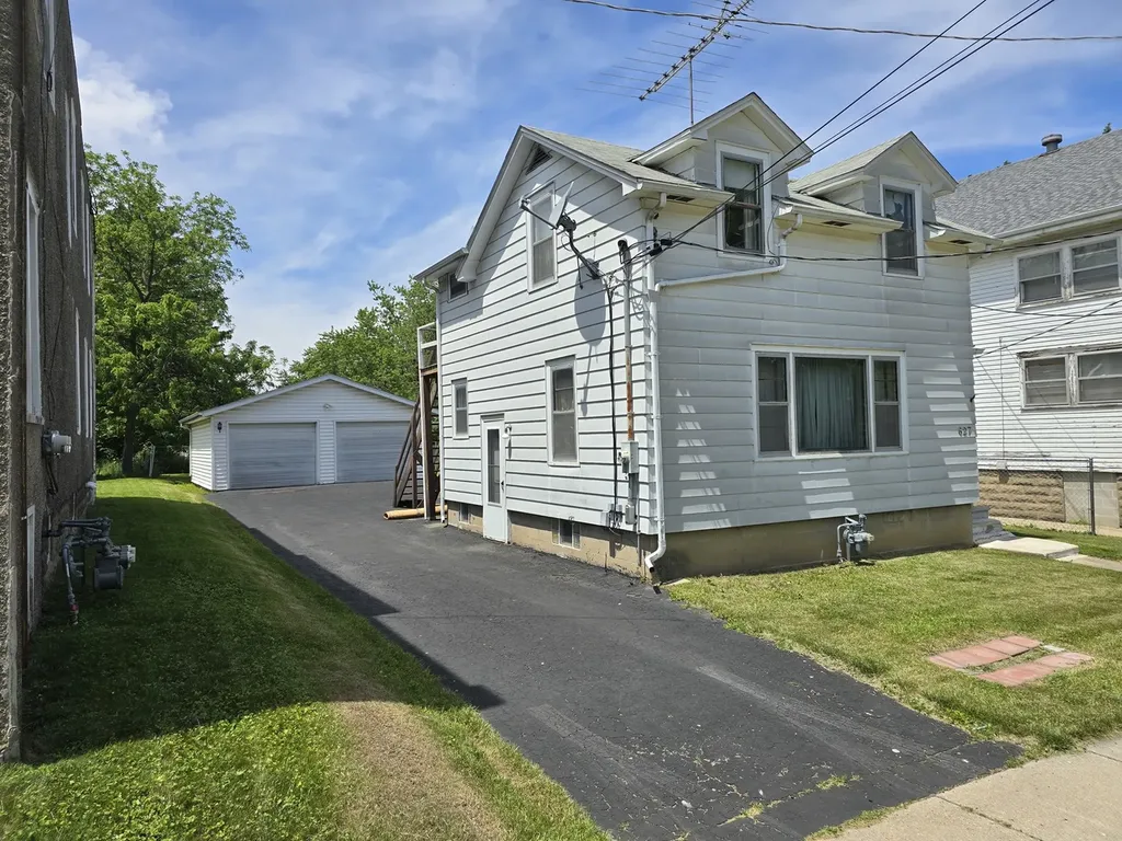 627 N. 11th Street Dekalb IL 60115