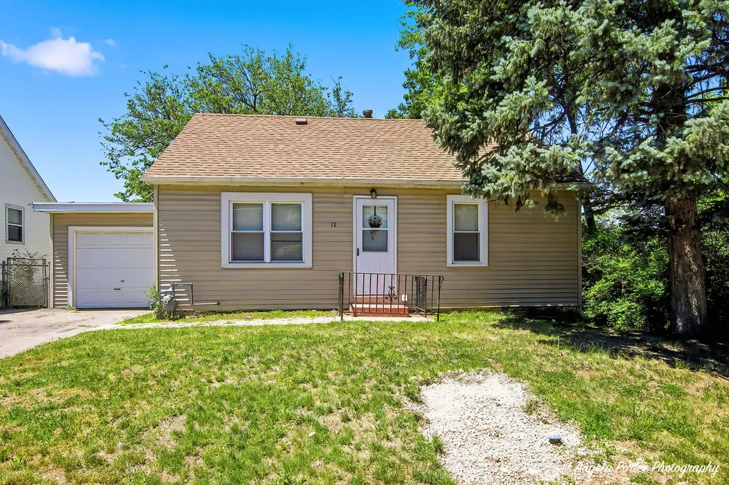 12 Arlington Lane Fox Lake IL 60020