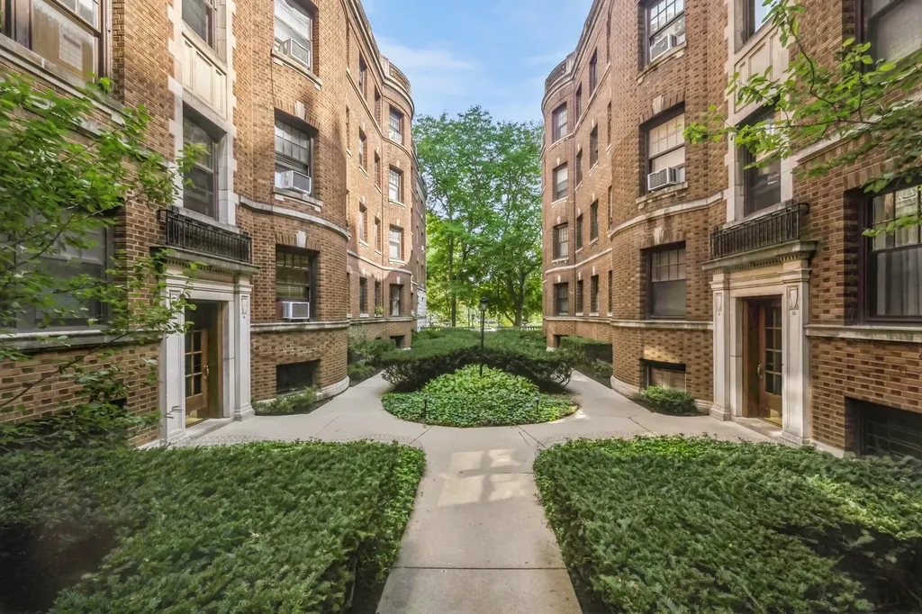 2326 North Lincoln Park We Chicago IL 60614