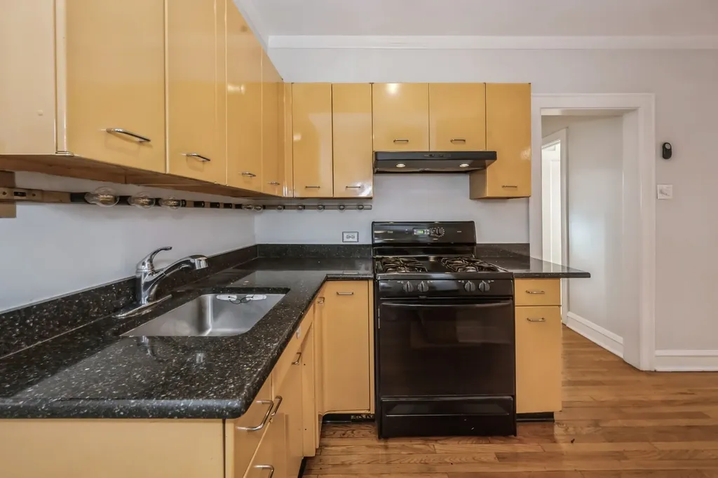 2326 North Lincoln Park We Chicago IL 60614