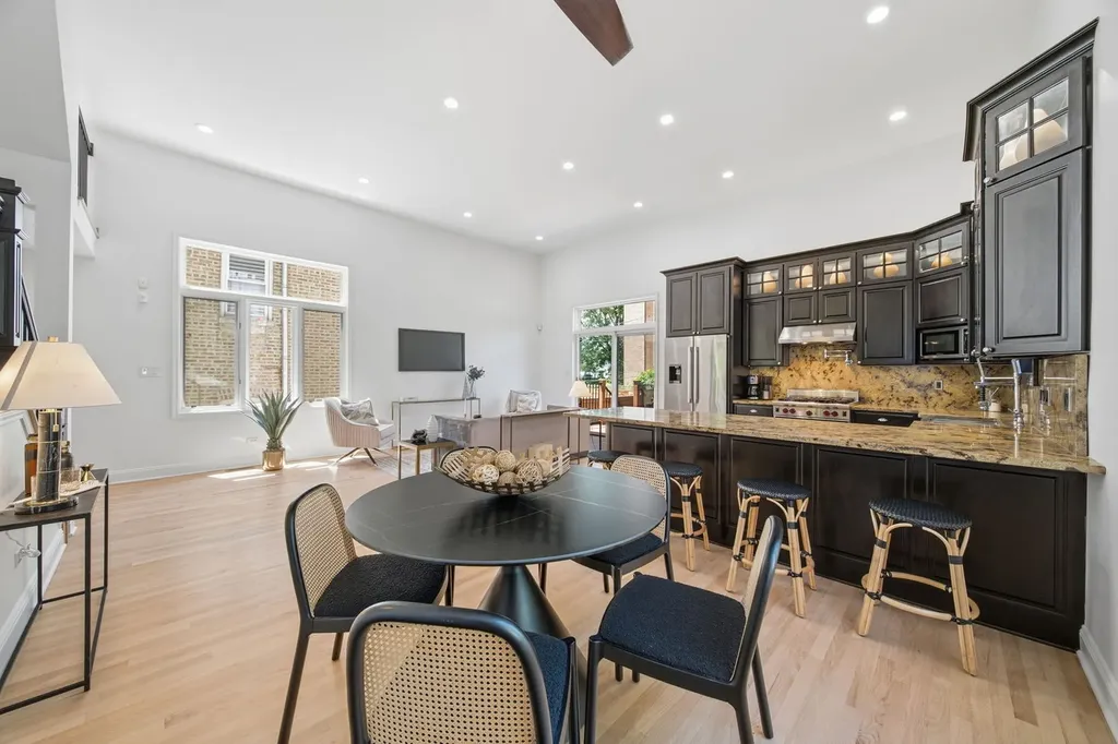 722 North Leavitt Street Chicago IL 60612