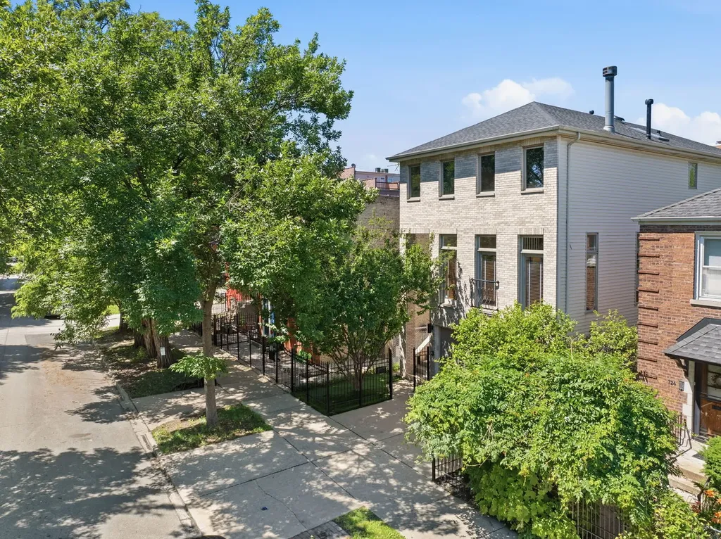 722 North Leavitt Street Chicago IL 60612