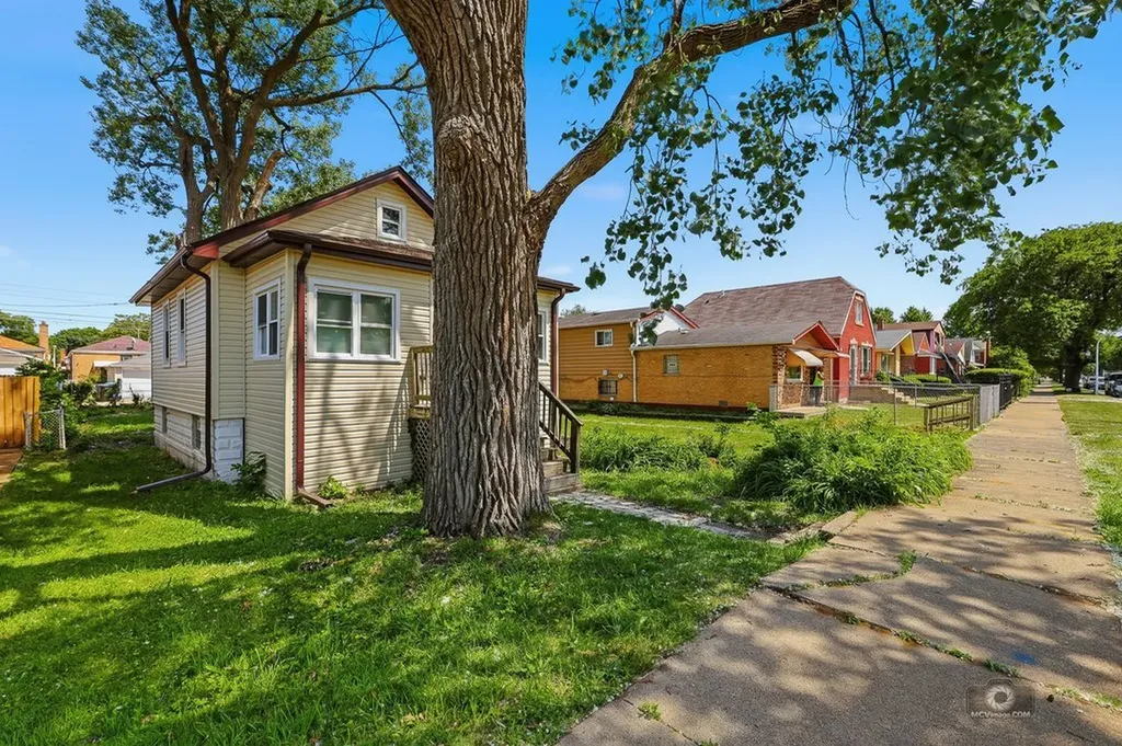 8721 South Constance Avenue Chicago IL 60617