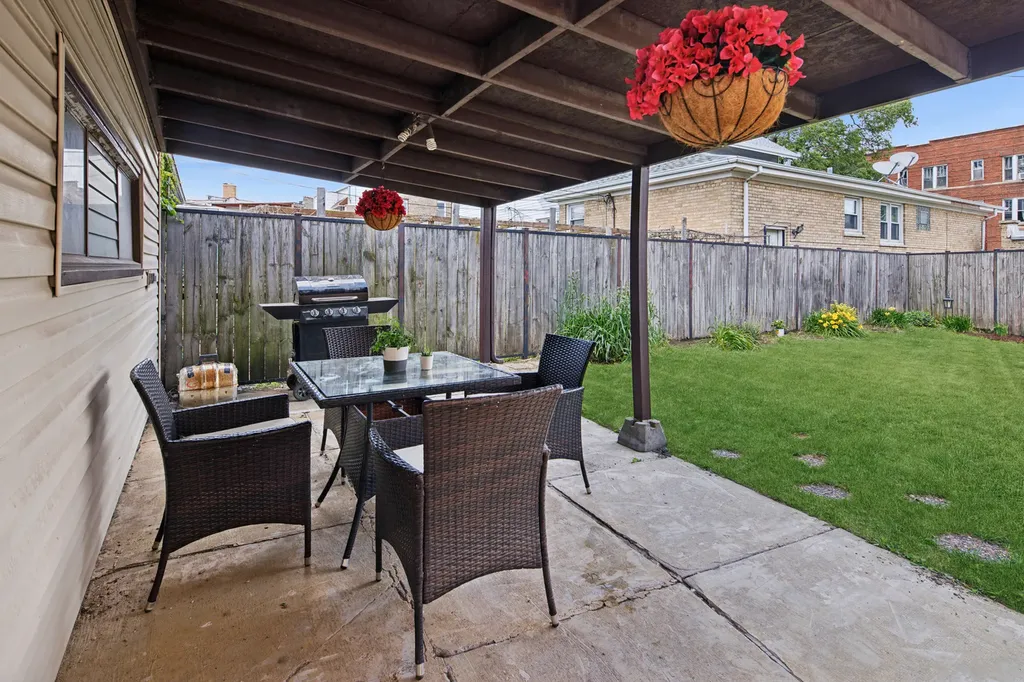 4912 West Berteau Avenue Chicago IL 60641
