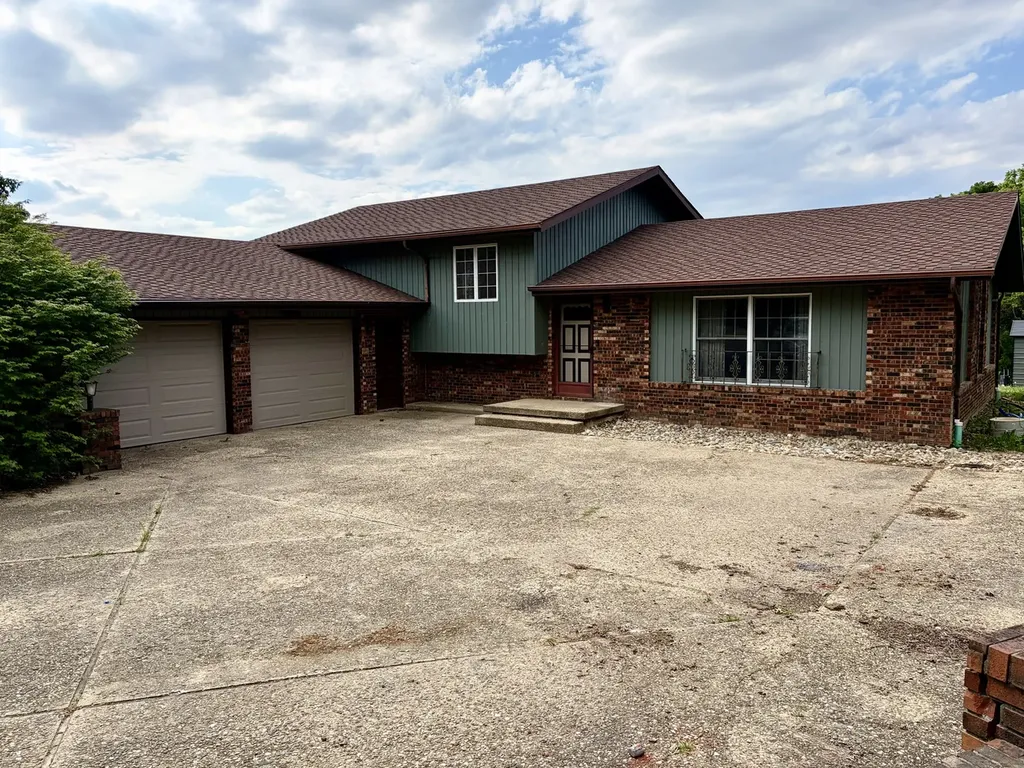 8819 Oak Drive Clinton IL 61727
