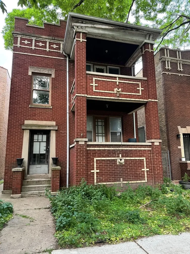 4439 North Whipple Street Chicago IL 60625