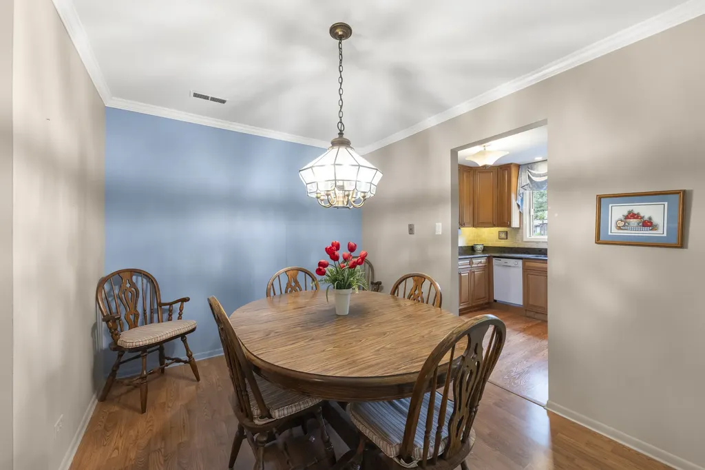 1608 Thames Court Wheaton IL 60189