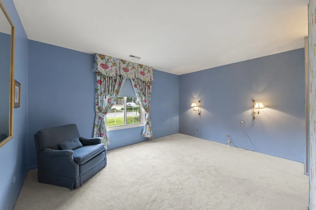 1608 Thames Court Wheaton IL 60189