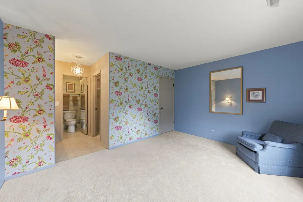 1608 Thames Court Wheaton IL 60189