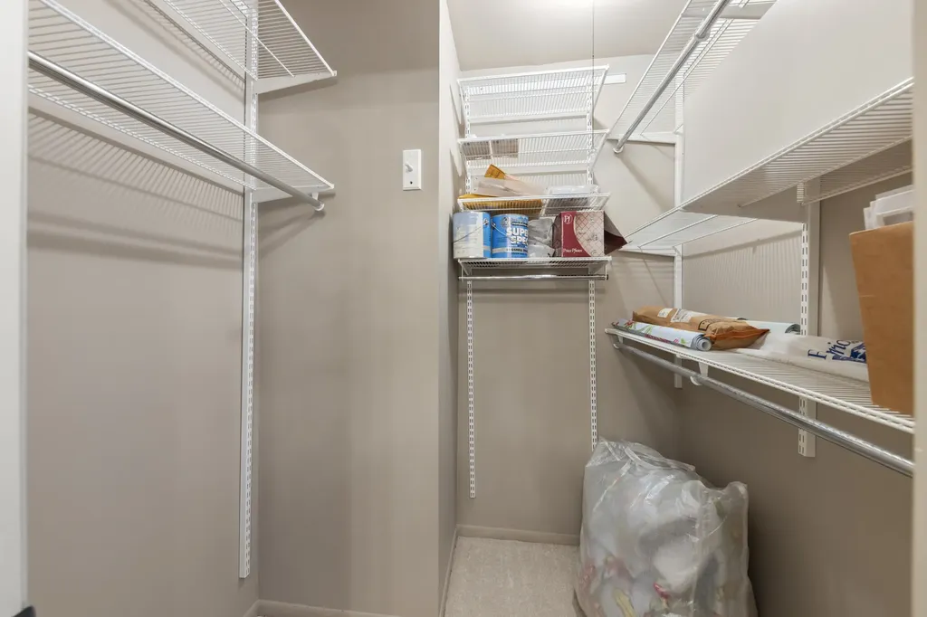 1608 Thames Court Wheaton IL 60189