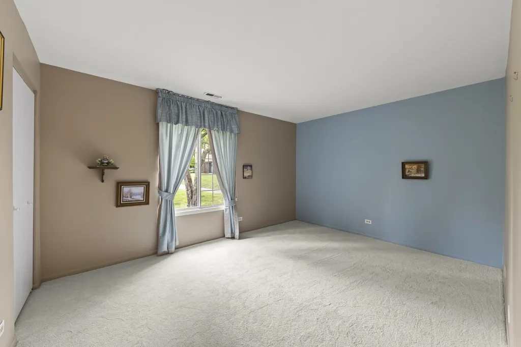 1608 Thames Court Wheaton IL 60189