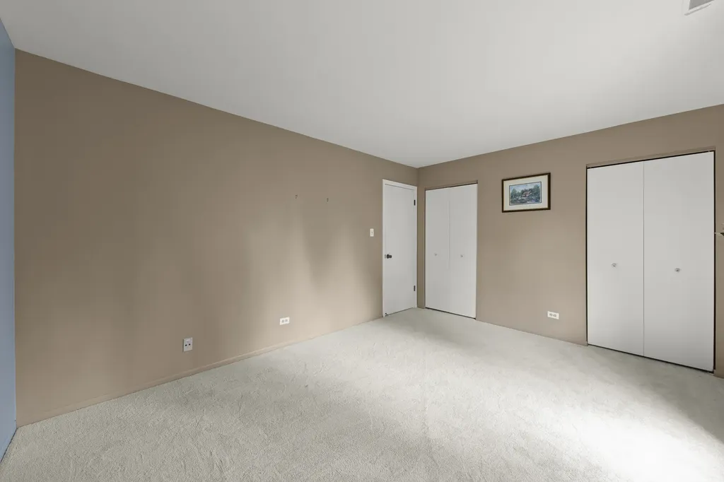 1608 Thames Court Wheaton IL 60189