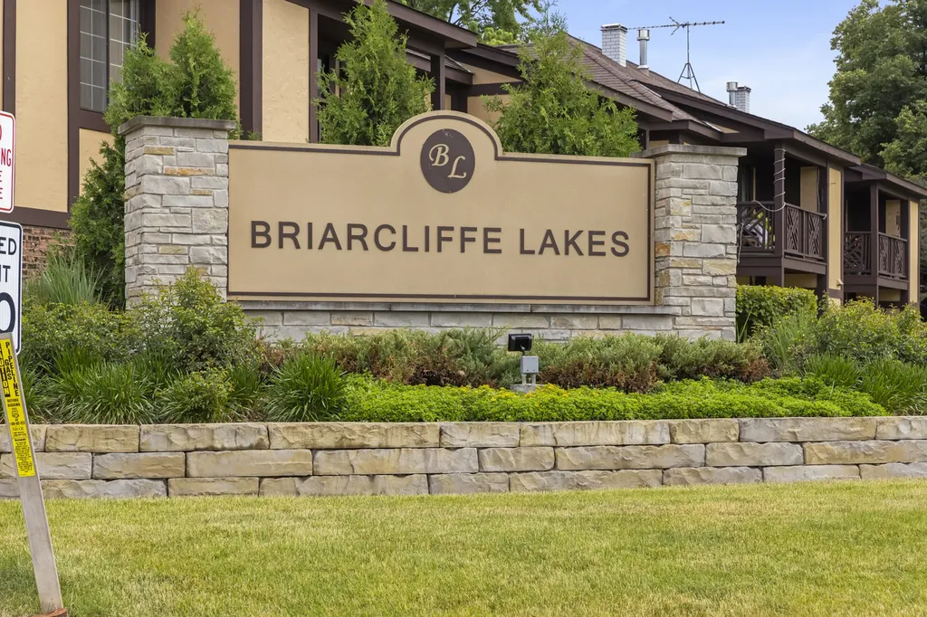 1608 Thames Court Wheaton IL 60189