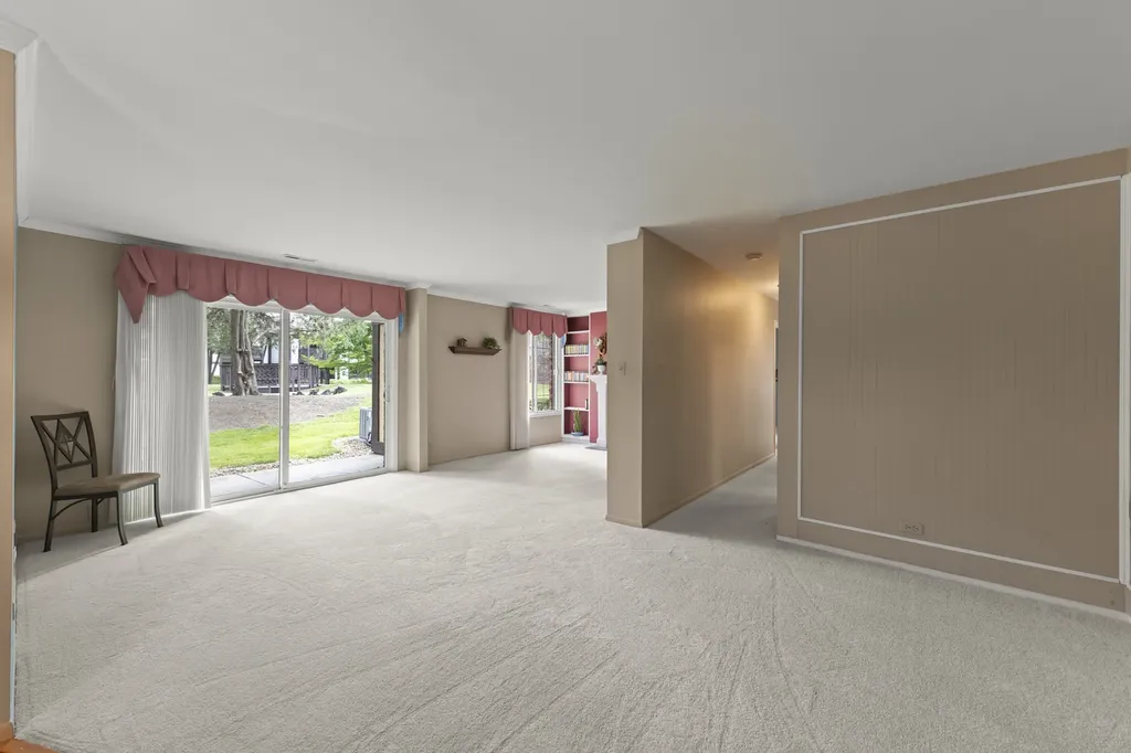 1608 Thames Court Wheaton IL 60189