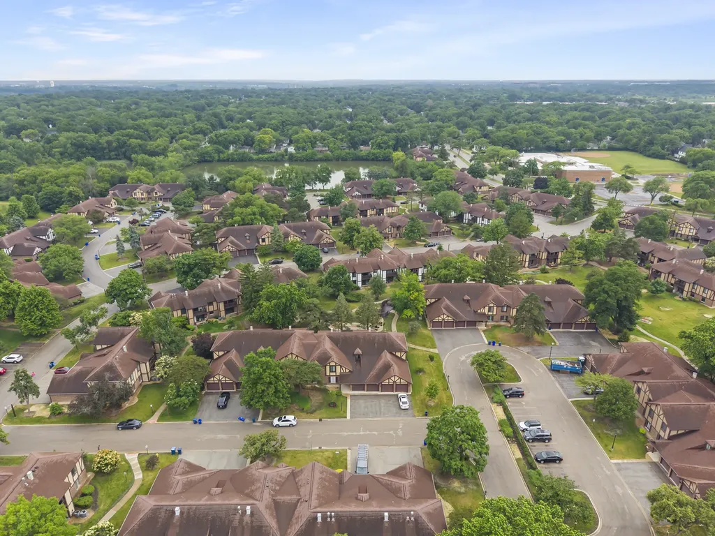 1608 Thames Court Wheaton IL 60189