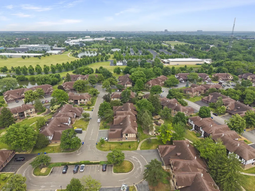 1608 Thames Court Wheaton IL 60189