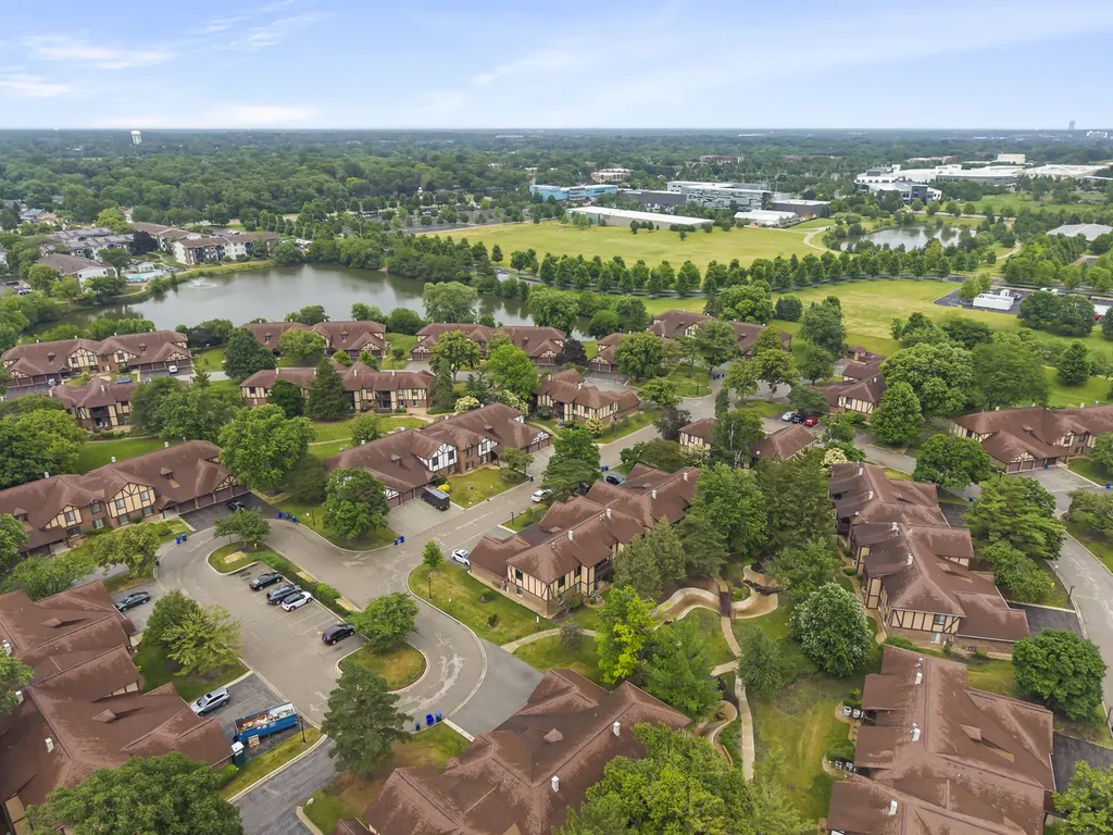 1608 Thames Court Wheaton IL 60189