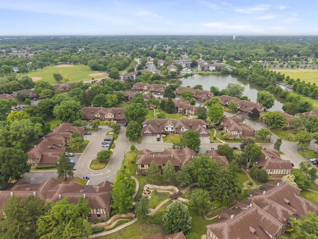 1608 Thames Court Wheaton IL 60189