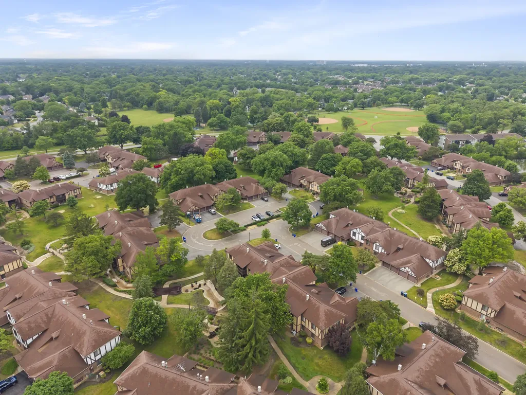 1608 Thames Court Wheaton IL 60189