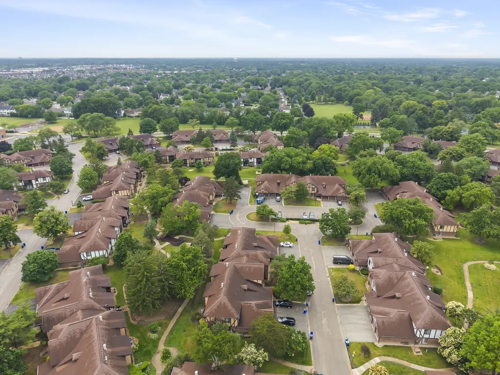 1608 Thames Court Wheaton IL 60189