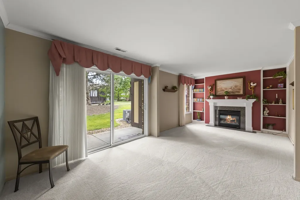1608 Thames Court Wheaton IL 60189