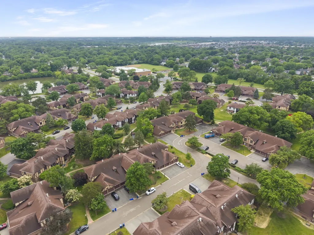 1608 Thames Court Wheaton IL 60189
