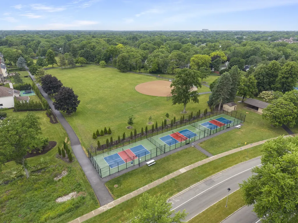 1608 Thames Court Wheaton IL 60189