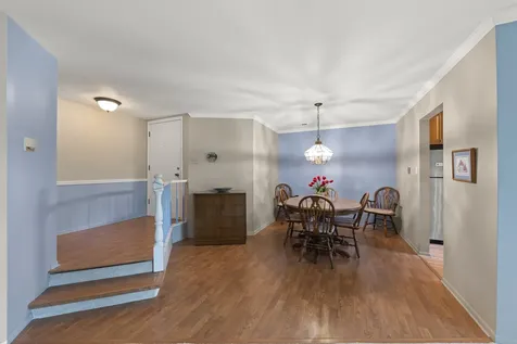 1608 Thames Court Wheaton IL 60189
