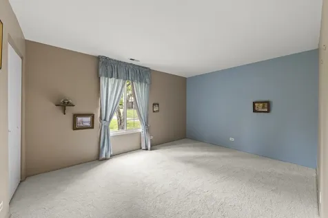 1608 Thames Court Wheaton IL 60189