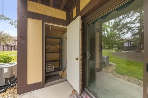 1608 Thames Court Wheaton IL 60189