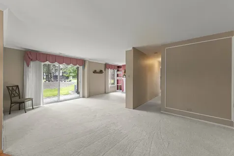 1608 Thames Court Wheaton IL 60189
