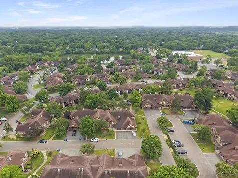 1608 Thames Court Wheaton IL 60189