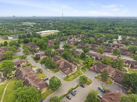 1608 Thames Court Wheaton IL 60189