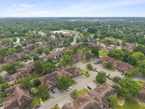 1608 Thames Court Wheaton IL 60189