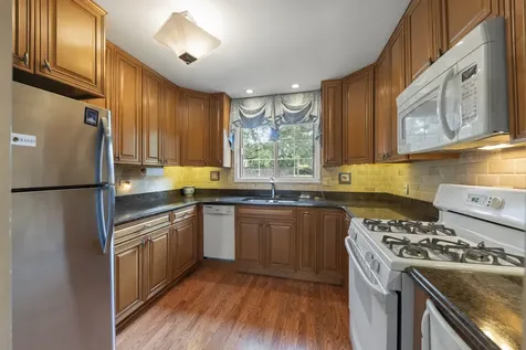 1608 Thames Court Wheaton IL 60189