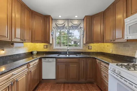1608 Thames Court Wheaton IL 60189