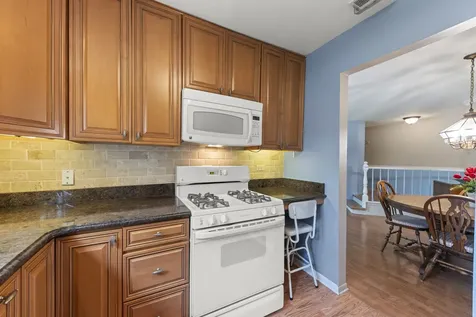 1608 Thames Court Wheaton IL 60189