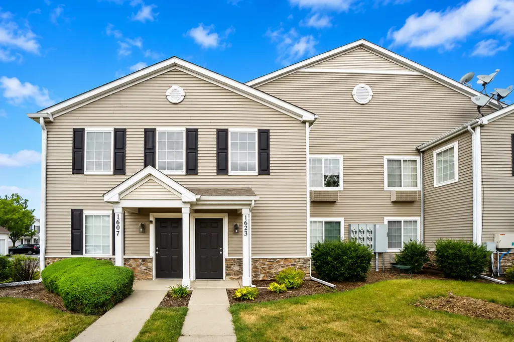 1623 Silverstone Drive Carpentersville IL 60110